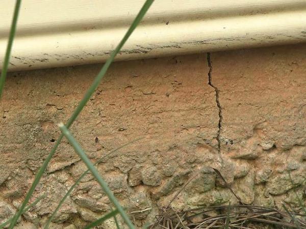 Foundation cracks in earthquake