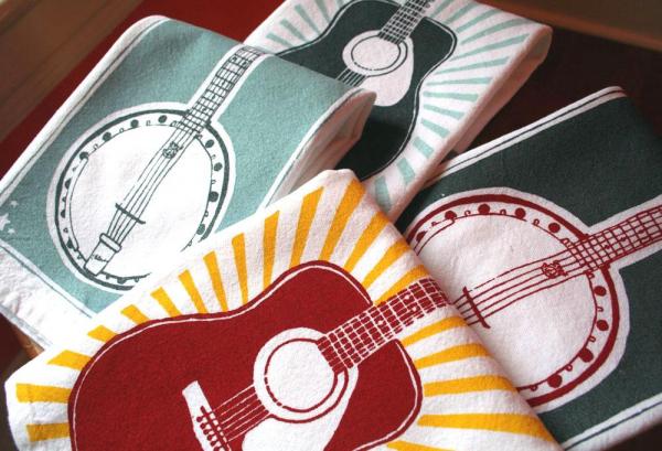 Made by Mom Gift Guide: Tiny Peepers features screen prints on towels, shirts, more