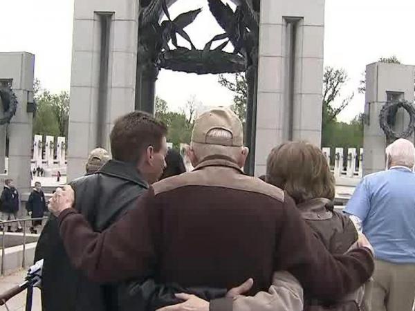 WWII vets visit DC for final Flight of Honor