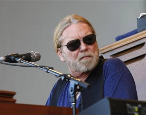 In this April 25, 2010 photo, Gregg Allman performs with the Allman Brothers Band at the New Orleans Jazz and Heritage Festival in New Orleans. Allman's manager says Allman underwent a successful liver transplant surgery Wednesday morning, June 23, 2010 at the Mayo Clinic in Jacksonville, Fla.   (AP Photo/Gerald Herbert)