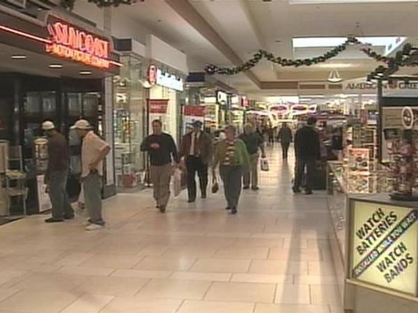 Last-Minute Shoppers Pick Up Holiday Gifts
