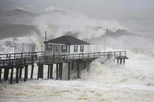 Superstorm Sandy roars into Northeast