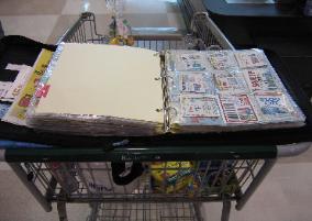 Coupon organizer on grocery cart
