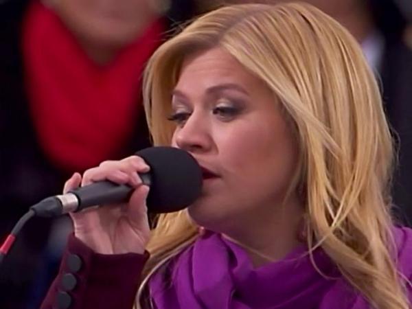Kelly Clarkson sings 'America'