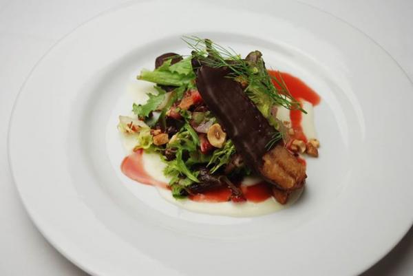 Course 1: Videri Chocolate Covered Smoky Bacon, Strawberry Fennel and Shaved Chocolate Salad, Farmer’s Cheese Fondue and Honey Roasted Cashews (Image from Competition Dining) 