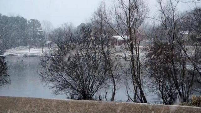 Video: Snow falls in Fuquay-Varina