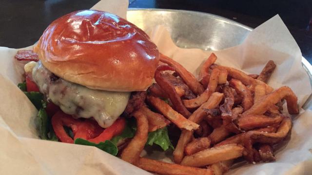 Burger review: Mason Jar Tavern