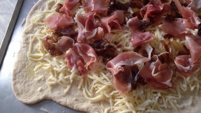 Recipe: Prosciutto and caramelized onion pizza