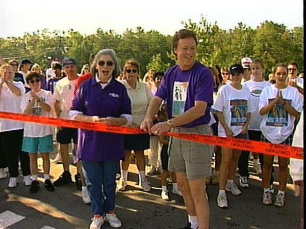 WRAL's Bill Leslie cuts the ribbon for the start of the Alheimer's walk. (WRAL-TV)