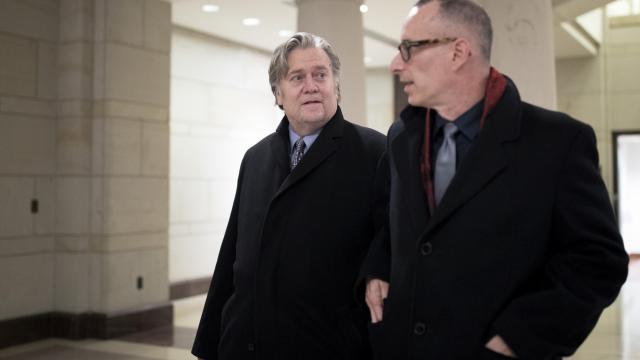 Bannon agrees to cooperate with Mueller inquiry