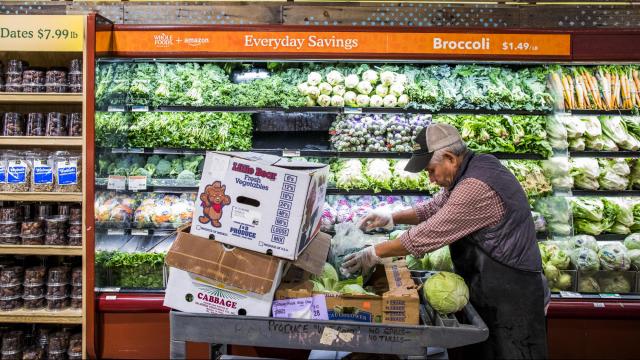 Grocery stores employ new tactics to keep up with competition