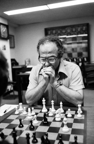 Anatoly Lein, an Émigré Chess Grandmaster, Dies at 86