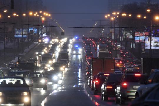 In Russia, a ‘Special Highway’ Helps the Privileged Avoid Traffic