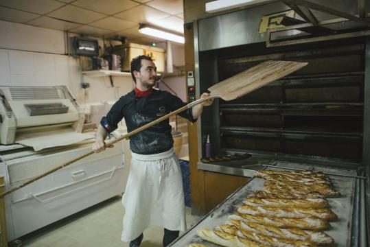 Sons of Immigrants Prop Up a Symbol of ‘Frenchness’: The Baguette