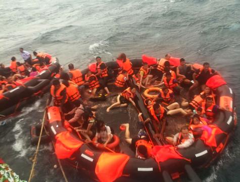 Tourist Boats Capsize Off Thai Resort Island, Leaving at Least 33 Dead