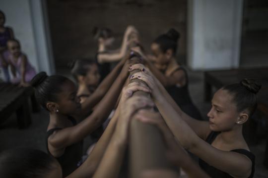 In Rough Rio de Janeiro Neighborhood, Ballet as ‘Anesthetic’ and Escape