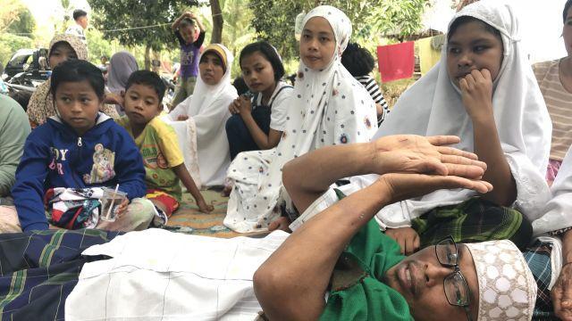 Left Homeless by Indonesia Quake, and Begging Passers-By for Help