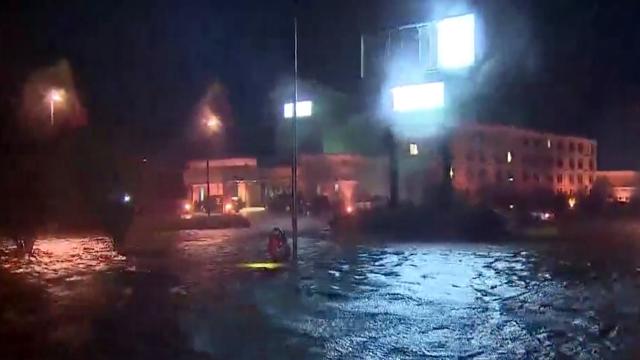 Rising water traps guests in New Bern hotel
