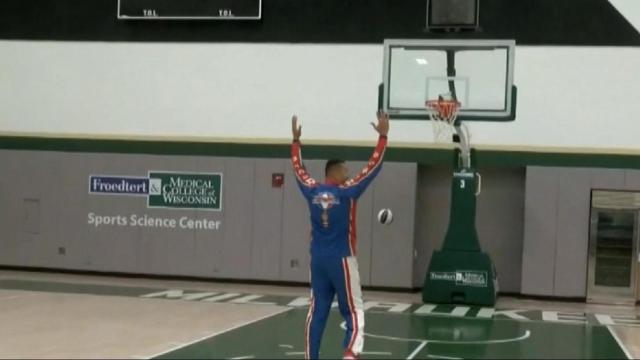 Reporter aces half-court shot with Harlem Globetrotters