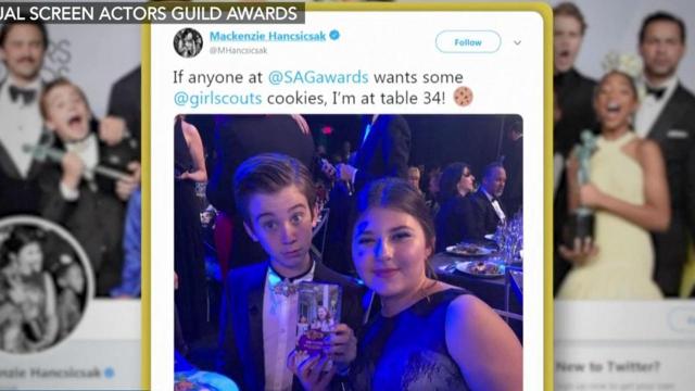 'This Is Us' star sells Girl Scout cookies at SAG Awards