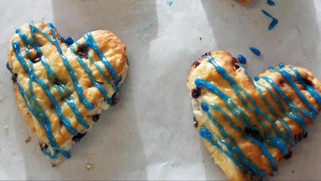 Following profane pastry mishap, Bojangles' honors law enforcement with blue Bo-Berry biscuits 