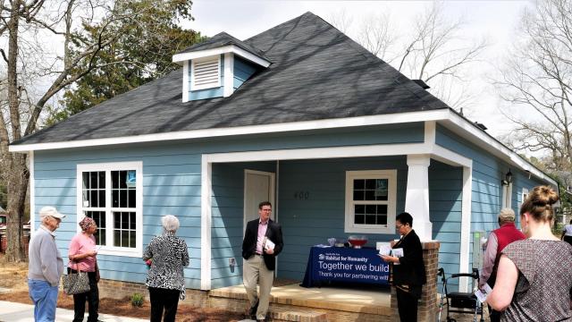 Clinton family travels long path to Habitat for Humanity home