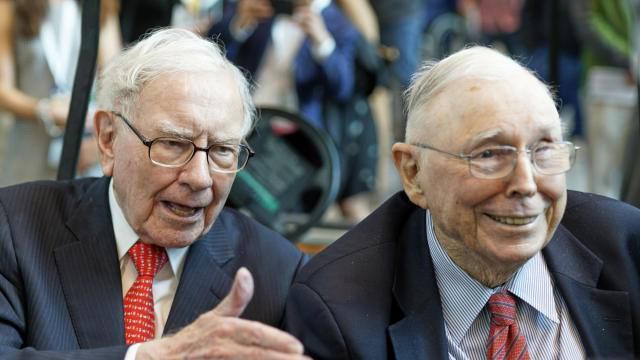 Want lunch with Warren Buffett? Bidder offers record $4.5M