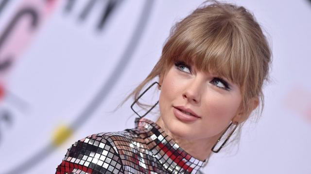 Taylor Swift casually announces a tiny concert on Twitter