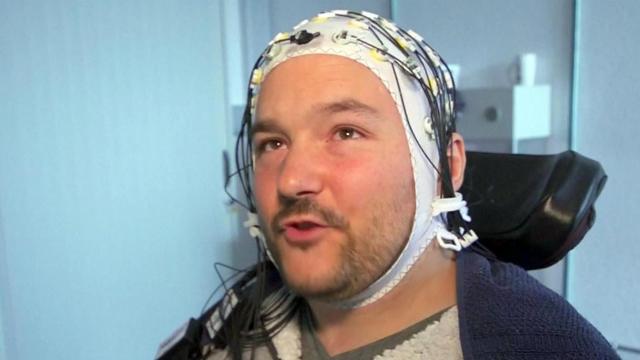 Paralyzed man plays video games using brain