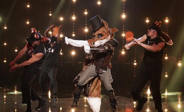 THE MASKED SINGER: The Fox in the all-new “Mask Us Anything” episode of THE MASKED SINGER airing Wednesday, Nov. 6 (8:00-9:00 PM ET/PT) on FOX.  © 2019 FOX MEDIA LLC. CR: Michael Becker/ FOX.