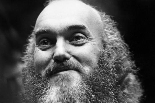 Baba Ram Dass, psychedelic research pioneer, best-selling author and New Age guru who extolled the virtues of mindfulness and grace, has died. He was 88.