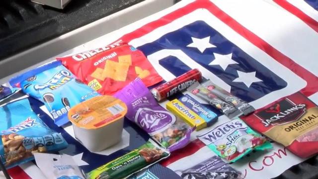 USO gives supplies to soldiers