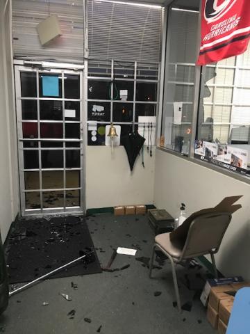 Raw: Man breaks window, climbs into Raleigh gun store