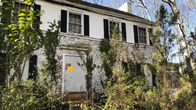 Losing history: Exploring an 80-year-old abandoned historic house before demolition