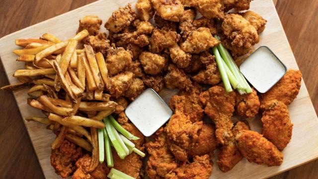 Metro Diner offering new Chicken Wing and Game Day Meal Pack deals