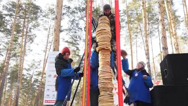 Chefs build record-breaking pancake stack