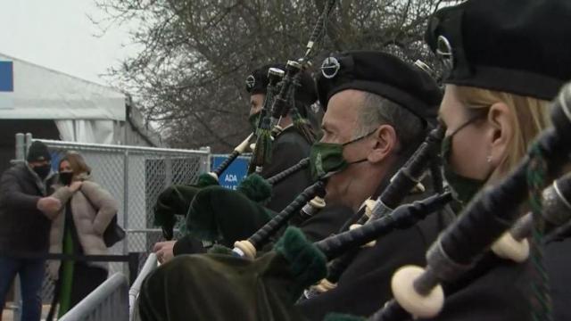 Irish bagpipers serenade people on the way to get vaccinated in Chicago 