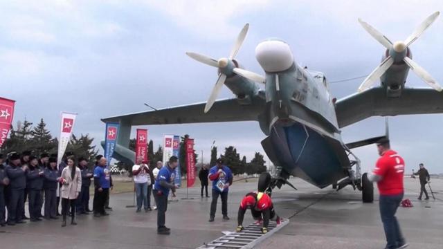 Strongman sets record pulling military plane