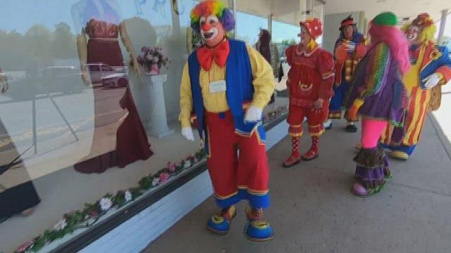 Clowns able to bring smiles to kids as COVID restrictions loosen