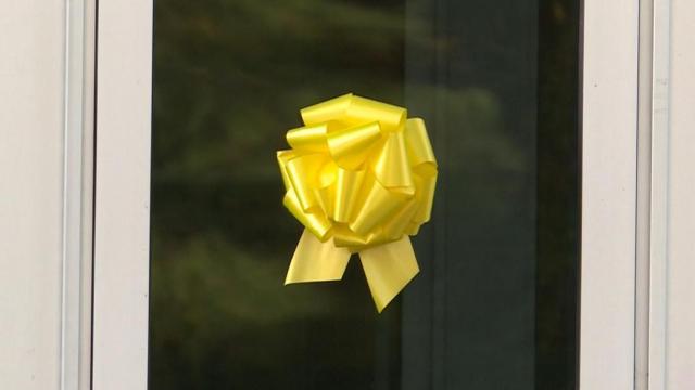 Yellow ribbons help welcome service members home in Onslow County 