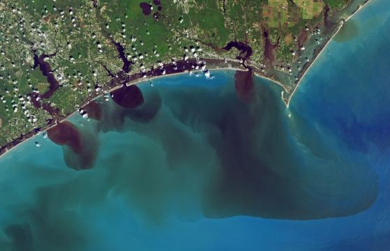 Flooding from Hurricane Florence affected water quality in the White Oak River, New River, Adams Creek, and their outflows along the coast on September 20, 2018. The natural color image from Landsat 8 reveals how soils, sediments, decaying leaves, pollution, and other debris have discolored the water in the swollen rivers, bays, estuaries, and the nearshore ocean. Image: NASA/USGS