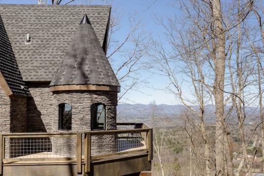 You can stay at this magical Harry Potter-themed treehouse in the NC mountains. (Image courtesy of Treehouses of Serenity Airbnb)