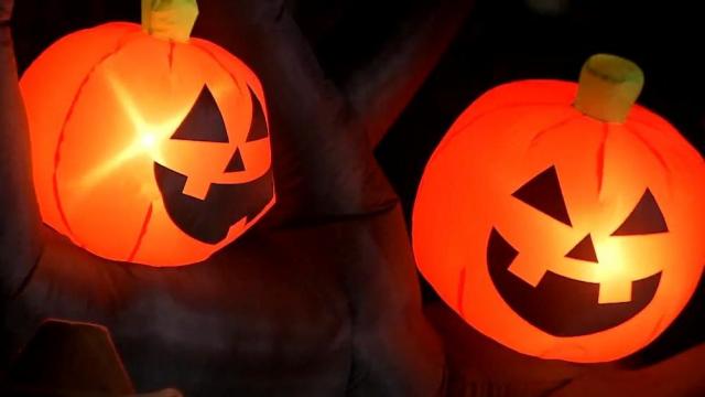 Go Ask Dad: Cruising the neighborhood for scary Halloween decorations