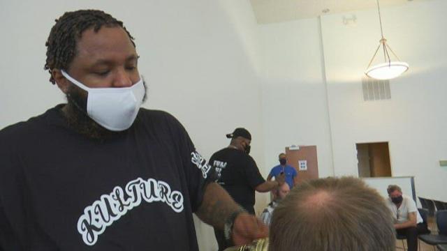 Barber gives free haircuts to homeless at rescue mission