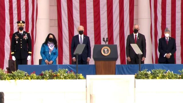 Biden speaks at national Veterans Day ceremony 