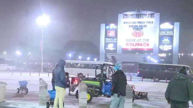 Hurricanes game goes on despite snowy conditions 