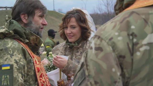Ukrainian couple get married on the front line