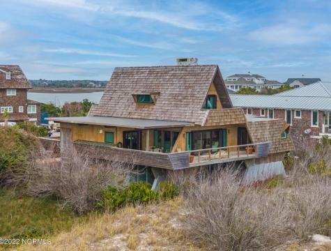 Photo provided by Zillow, taken by NCRMLS. 

(https://www.figure8island.com/listing/62-beach-road-wilmington-nc-28411-100316524/)