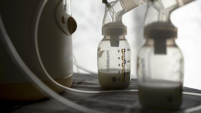 A breast pump at the home of Margie Smith, who has given thousands of ounces to other mothers since she produces more than her children need, in Elgin, Ill., May 19, 2022. As the nationwide baby formula shortage continues to wear on new parents struggling to keep their babies fed, some have turned to informal breast milk sharing, but experts say the practice can come with serious risks. (Mary Mathis/The New York Times)