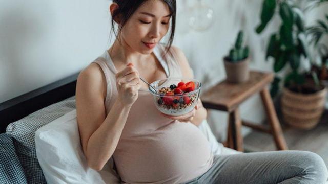How to eat right before, during and after pregnancy